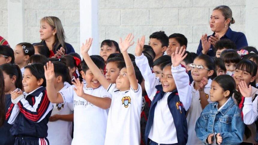 Entregan distintivo “Escuela Azul” a primaria de Irapuato