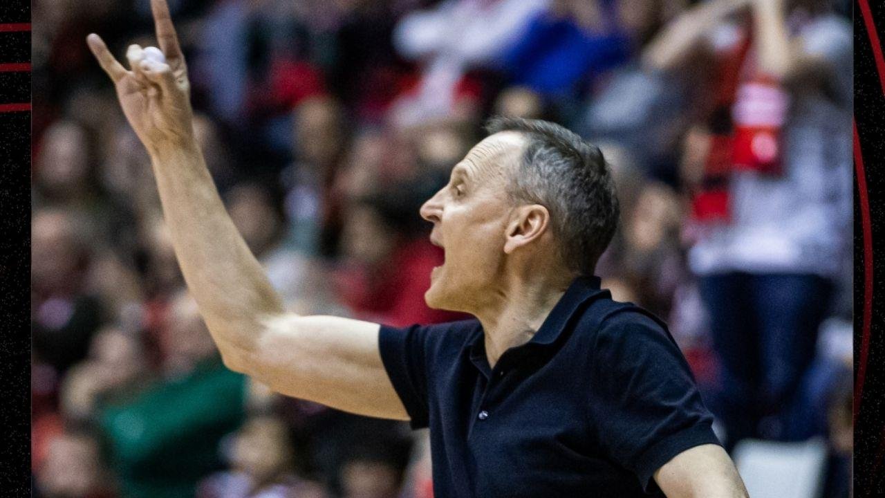 Entrenador de basquetbol femenil responde tras abucheos por reprender a sus jugadoras
