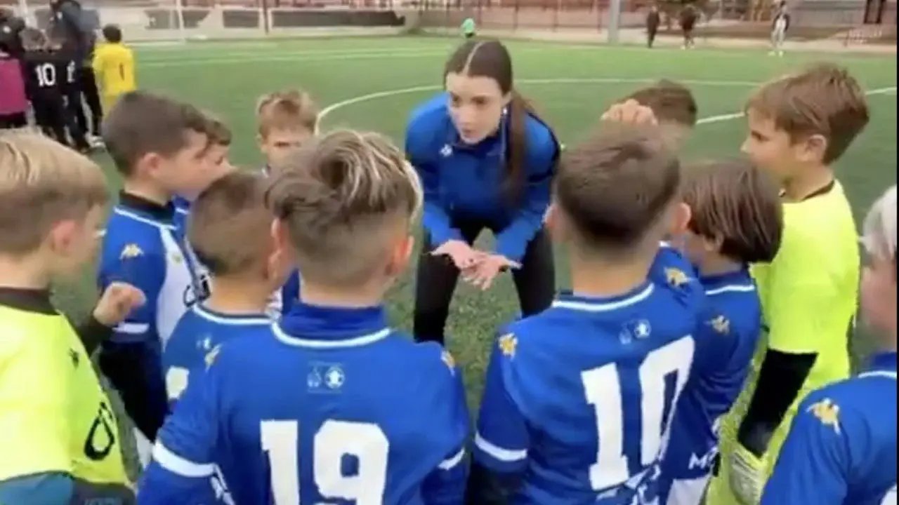 Entrenadora infantil elogiada por su entusiasmo al motivar y educar jugadores