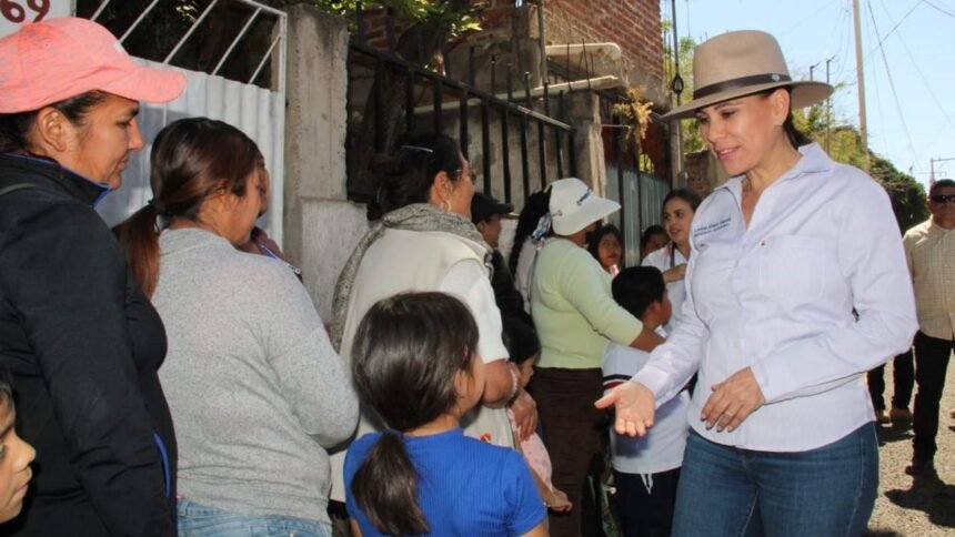 Escuchan a vecinos y vecinas de Santa Elena de la Cruz en Irapuato