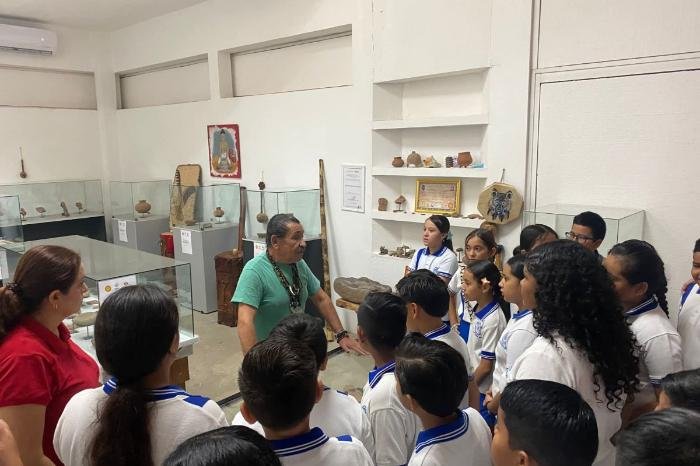 Estudiantes de la primaria "Melchor Ocampo" realizan visita educativa al MUCAH
