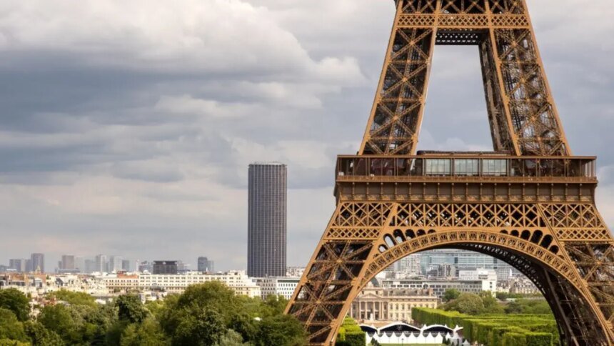 Evacúan atracciones turísticas de París tras amenaza de bomba; Torre Eiffel afectada