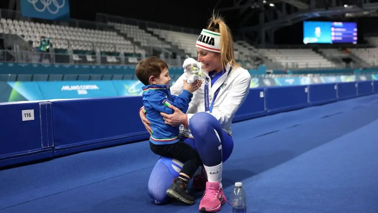 Francesca Lollobrigida gana oro con récord y celebra con su hijo