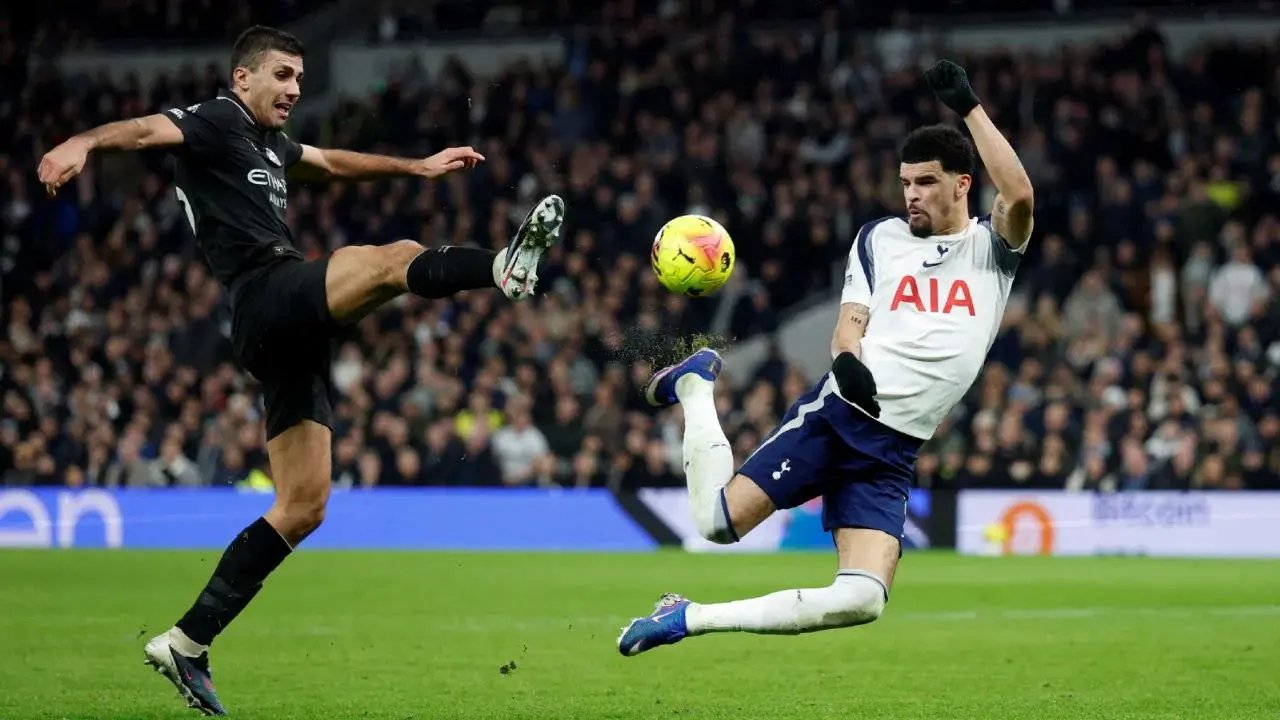 Gol 'escorpión' de Dominik Solanke salva al Tottenham ante el City