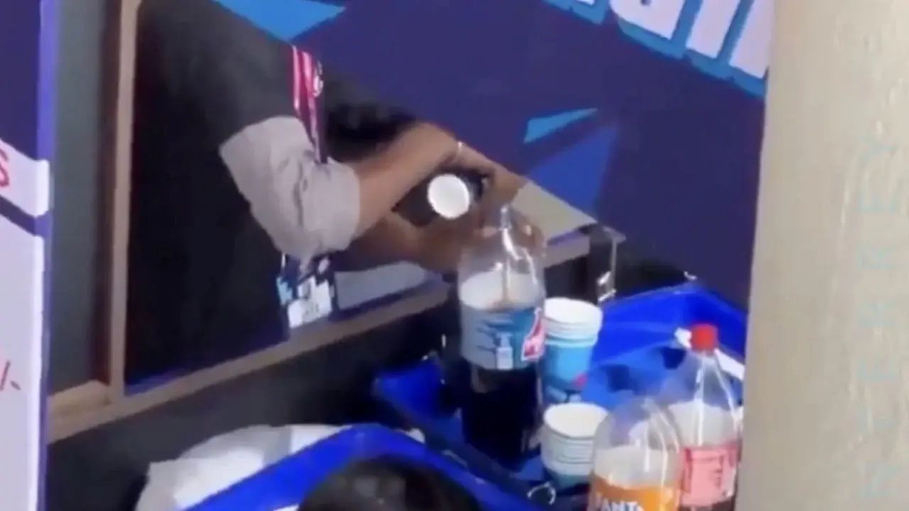 Grabación muestra a vendedores en un estadio rellenando botellas con vasos usados