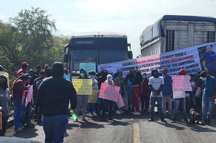 Habitantes de La Ruana bloquean carretera en Buenavista, Michoacán por familiares desaparecidos