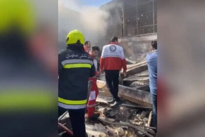 Helicóptero militar cae en mercado iraní y deja cuatro fallecidos