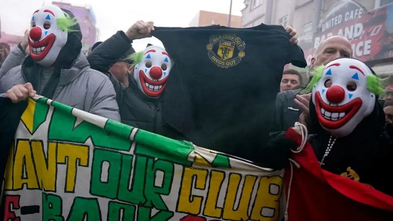 Hinchas del Manchester United protestan con máscaras de payaso contra dueños