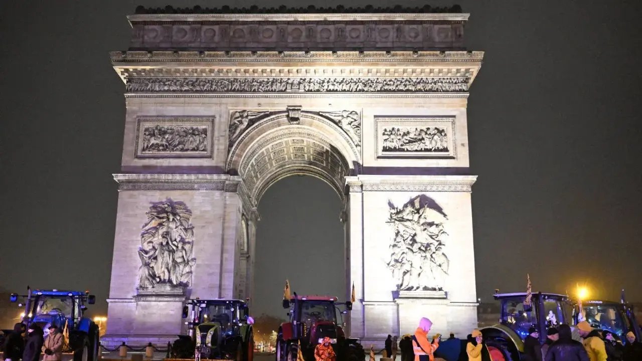 Hombre abatido por policía tras ataque en el Arco del Triunfo, París