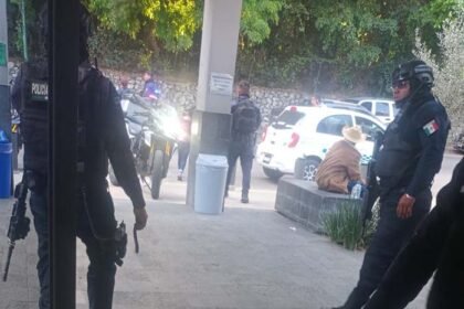 Hombre armado asalta caja en Hospital Civil de Uruapan, Michoacán