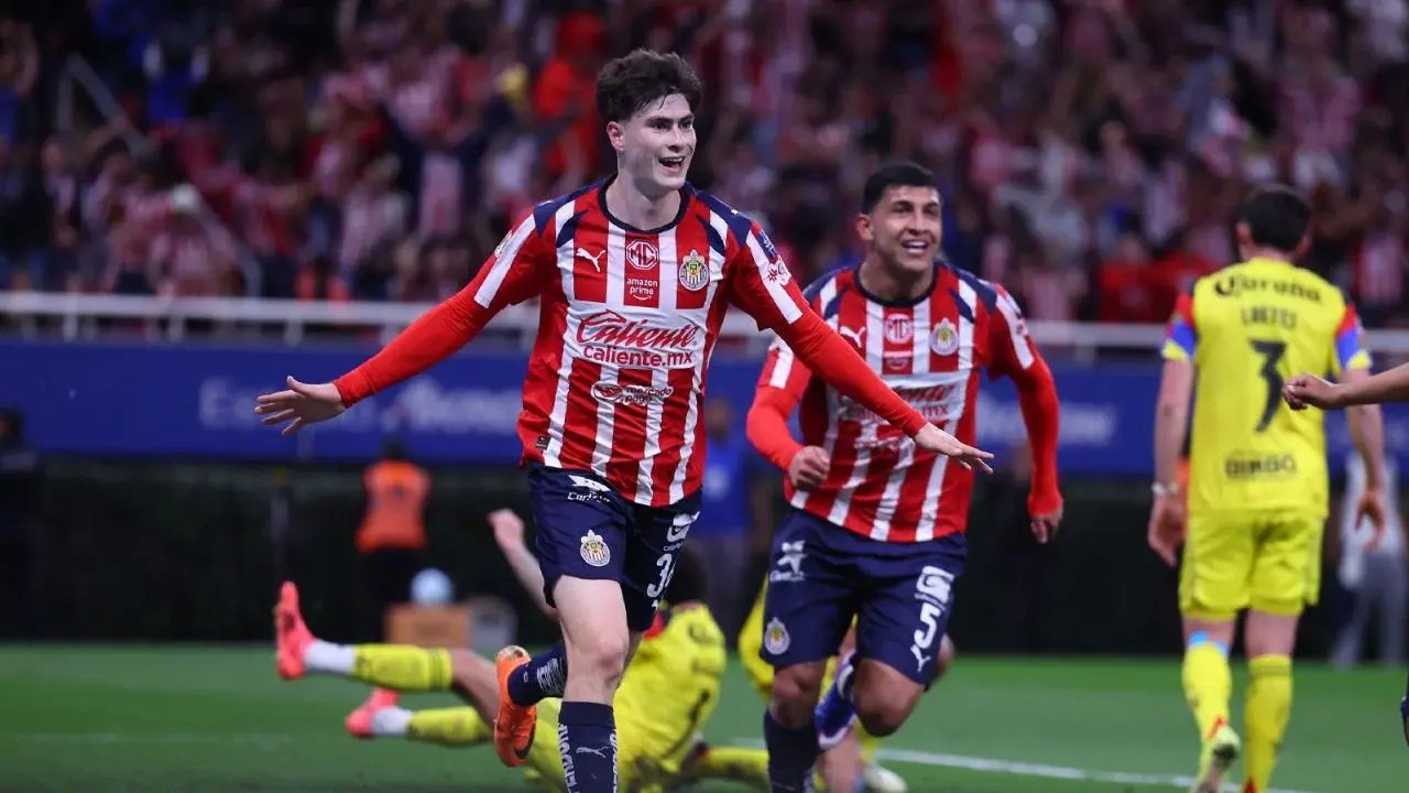 Hormiga Atómica marca y Chivas vence al América