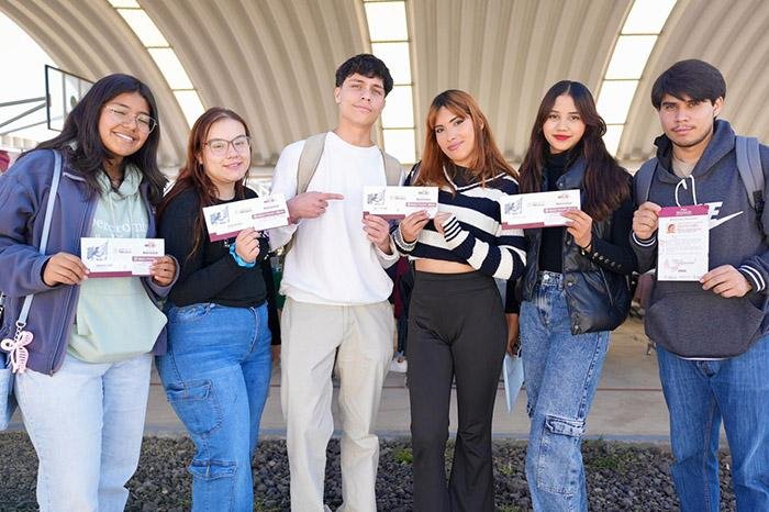 Inicia entrega de tarjetas Gertrudis Bocanegra a universitarios en Michoacán