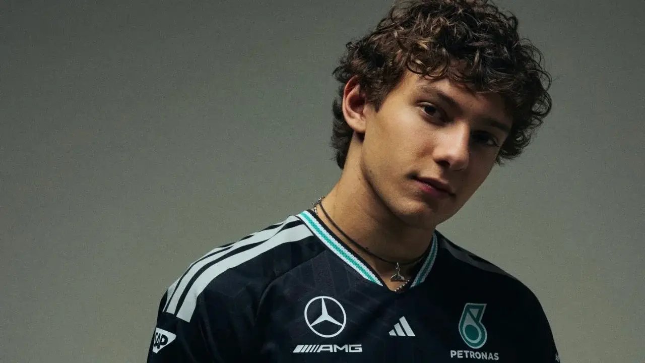 Kimi Antonelli sale ileso tras choque con Mercedes clásico en San Marino