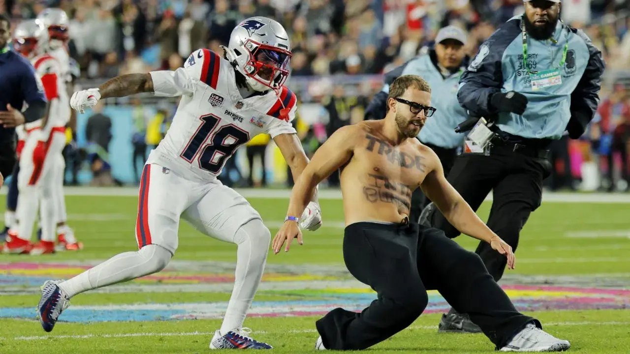 Kyle Williams ayuda a detener a intruso en Super Bowl LX