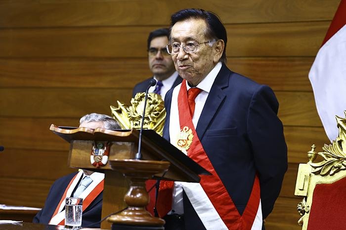 Lima: José María Balcázar asume la presidencia y garantiza transición pacífica