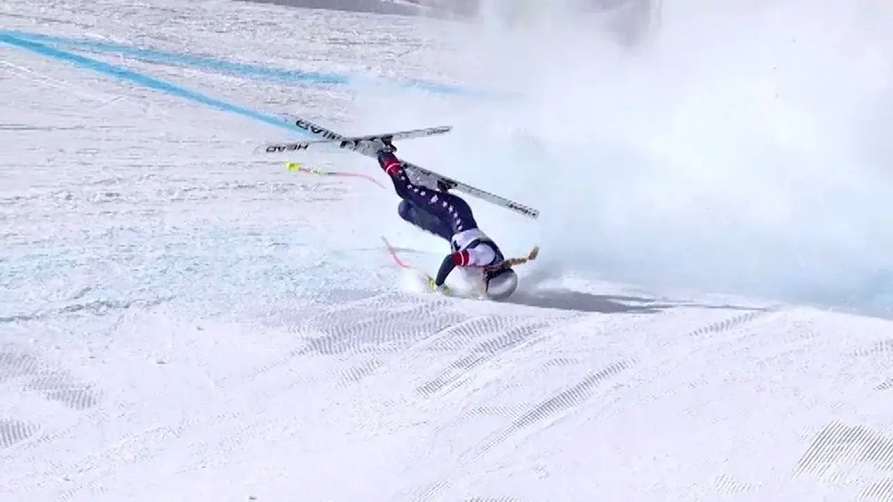 Lindsey Vonn cae tras competir con ligamentos rotos; rescatada en helicóptero