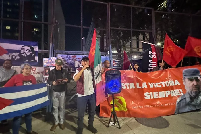 Manifestantes en Ciudad de México piden mantener apoyo gubernamental a Cuba