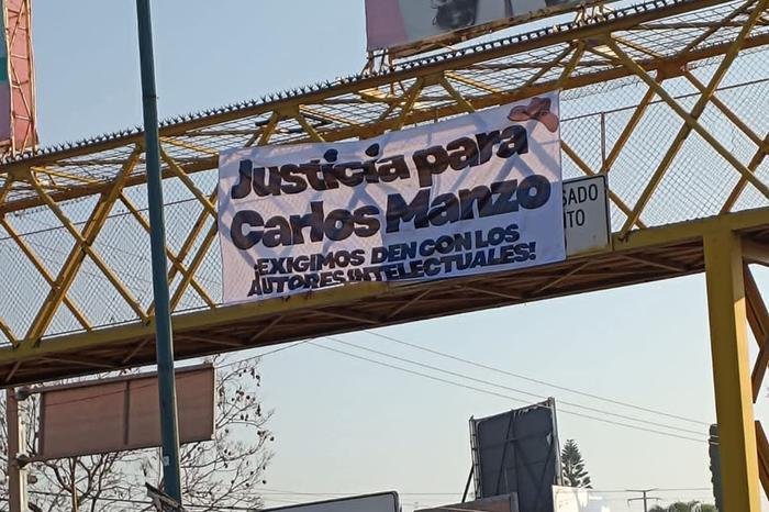 Morelia: lona en puente peatonal exige justicia por asesinato de Carlos Manzo