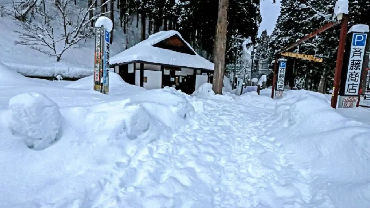 Nevadas obligan cierres de urnas y retrasan elecciones en Japón