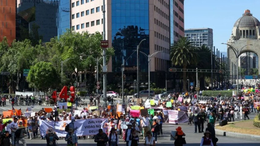 Organizaciones marchan en CDMX por retorno de ejemplares al Refugio Franciscano