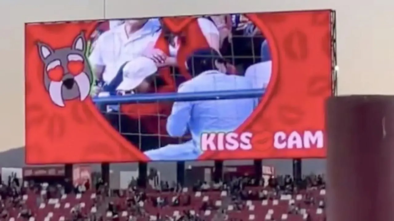 Pareja se esconde tras aparecer en la Kiss Cam del San Luis-Querétaro