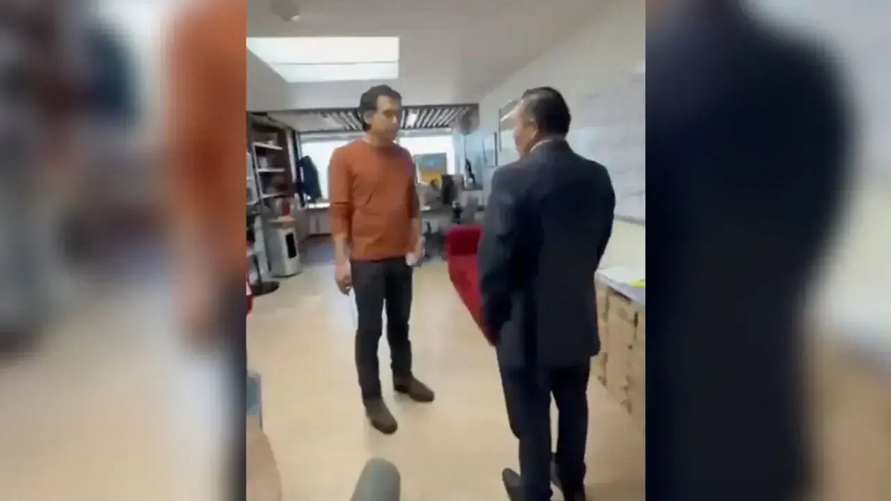 Policías desalojan a Marx Arriaga de SEP en CDMX