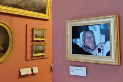 Protesta en el Louvre de París contra el príncipe Andrés por Epstein