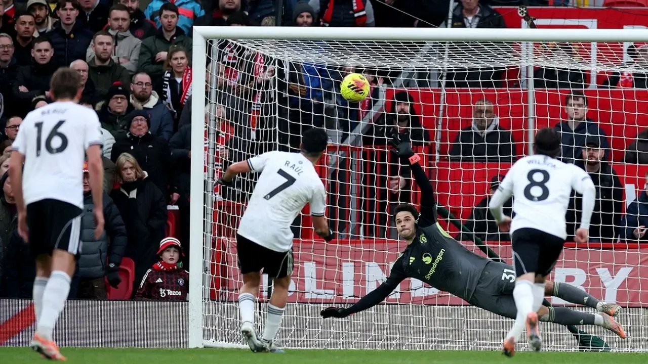 Raúl Jiménez anota de penal ante Manchester United y alcanza 200 goles