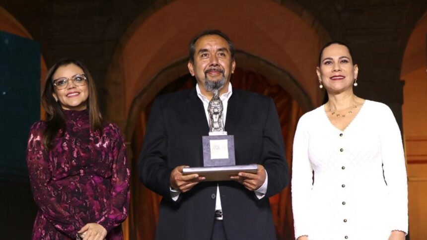 Recibe maestro Guillermo Silva presea ‘Vasco de Quiroga’