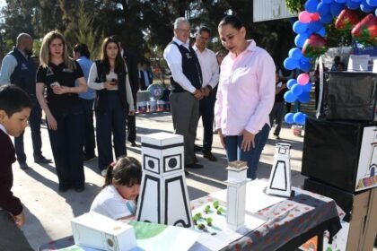 Reconocen a primaria Francisco Villa por trabajar en favor de niñas y niños