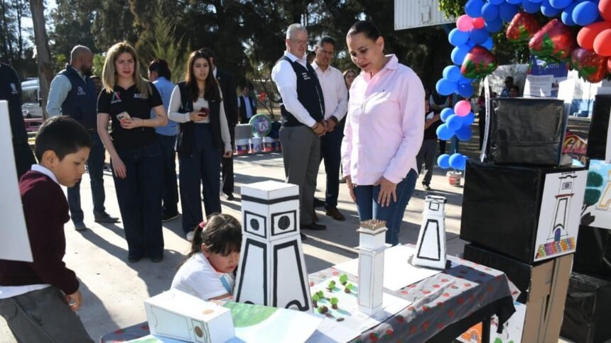 Reconocen a primaria Francisco Villa por trabajar en favor de niñas y niños