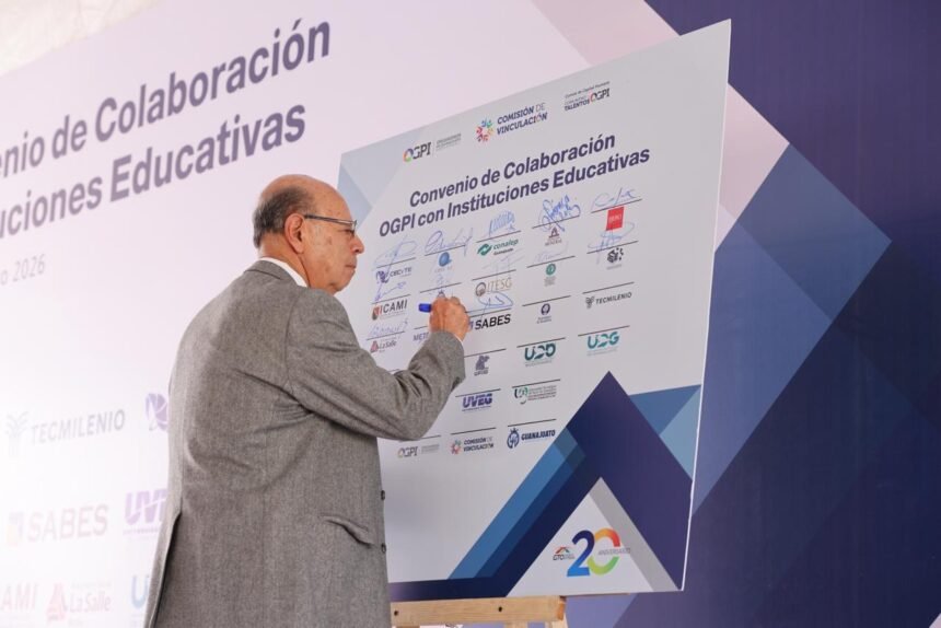 SABES firma convenio con Puerto Interior para fortalecer educación en Guanajuato