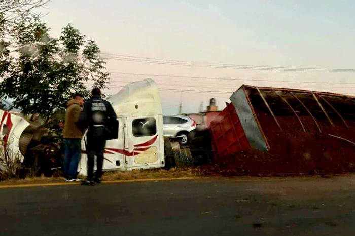 Tráiler vuelca en la carretera Morelia-Pátzcuaro, Michoacán