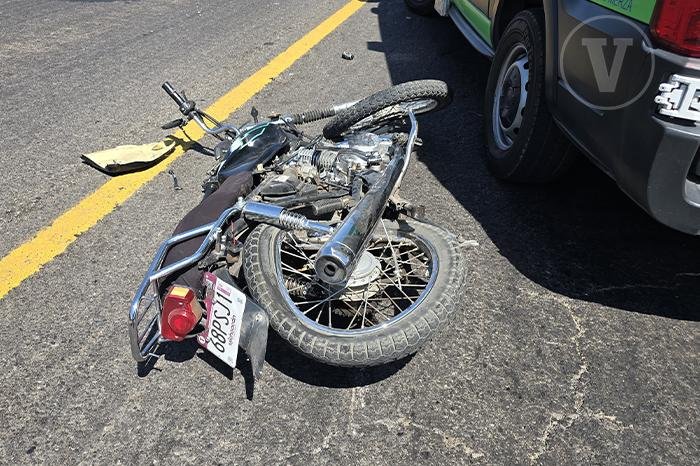 Trailero atropella a pareja de motociclistas y huye en Zamora, Michoacán