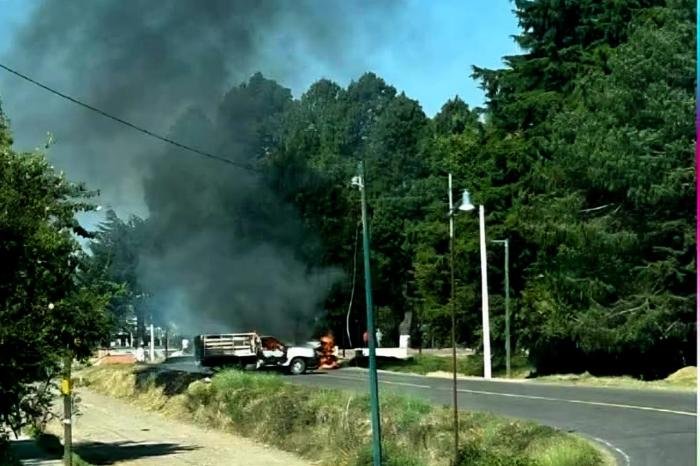 Tres policías heridos y vehículos incendiados tras enfrentamiento en Salvador Escalante, Michoacán