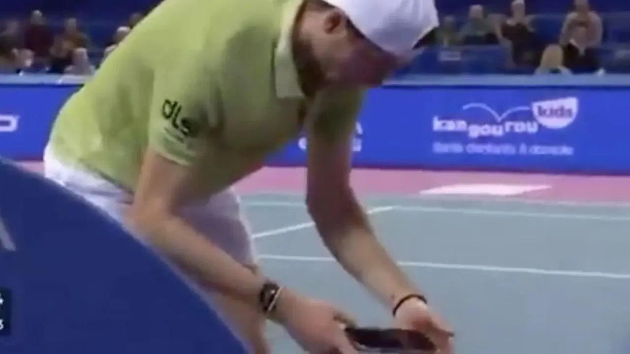 Ugo Humbert, acusado de amaño tras revisar su teléfono en partido