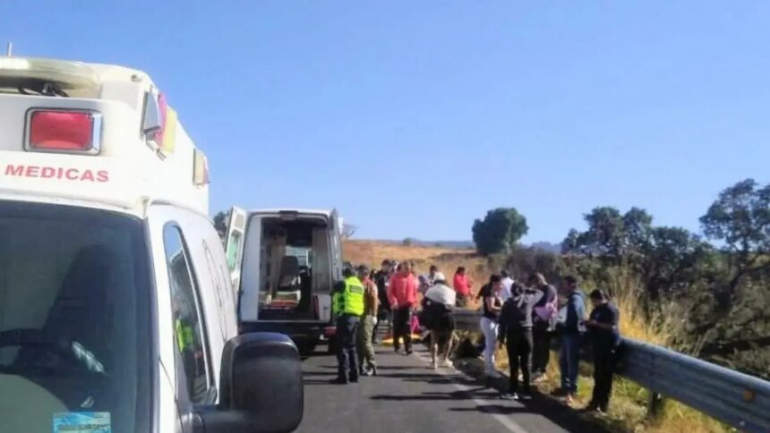 Volcadura de autobús en Morelos deja ocho muertos y 24 heridos
