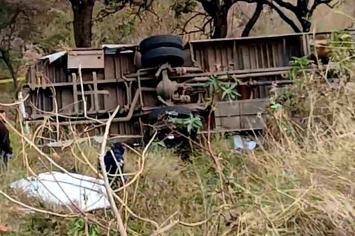 Volcadura de autobús jornalero en La Piedad-Manuel Doblado: 1 muerto, 20 heridos