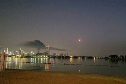 Abu Dhabi ordena cierre temporal del espacio aéreo por ataques iraníes