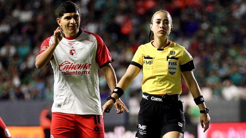 Árbitra Katia Itzel García anula gol y pita penal en León-Xolos