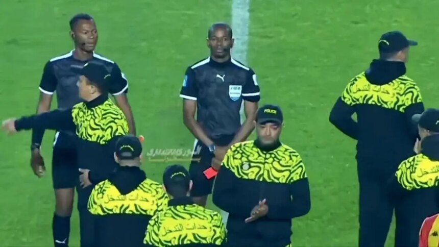 Árbitro pita el final y saca tarjeta roja ante posibles reclamos