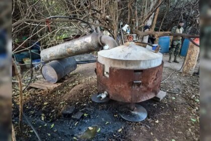 Autoridades aseguran 800 kilos de metanfetamina en laboratorio clandestino de Culiacán