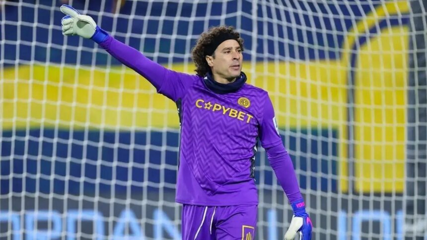 Carlos Hermosillo cuestiona la posible titularidad de Memo Ochoa en Mundial 2026