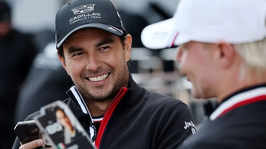 Checo Pérez observa la pelea entre Adame y Trejo y ríe