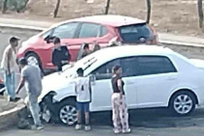 Choque entre dos vehículos al sur de Morelia, Michoacán