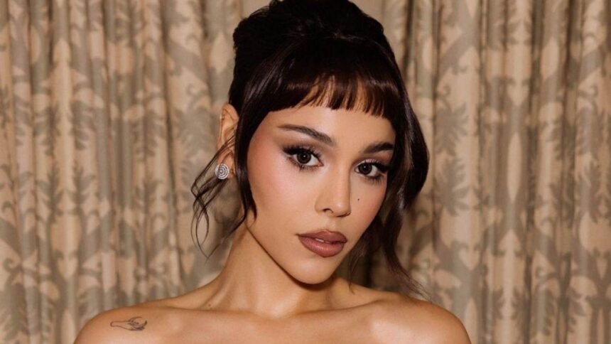 Danna interpreta "La gata bajo la lluvia" en Vive Latino 2026