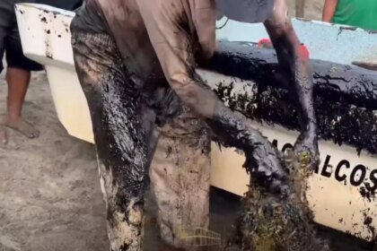 Derrame de hidrocarburo afecta playas de Pajapan y Coatzacoalcos, Veracruz