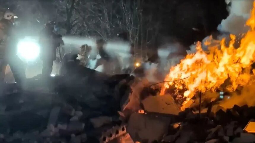 Edificio residencial bombardeado por Rusia en Ucrania deja 10 muertos, dos menores