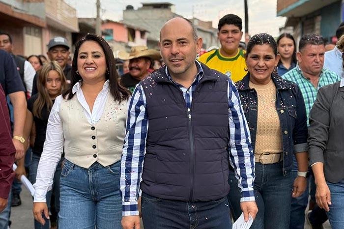 Eric Gaona y Gladyz Butanda inauguran dos tramos carreteros en Tarímbaro, Michoacán