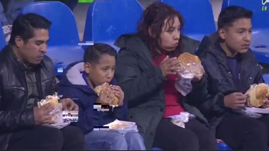 Familia disfruta cemitas durante el partido Puebla vs Necaxa